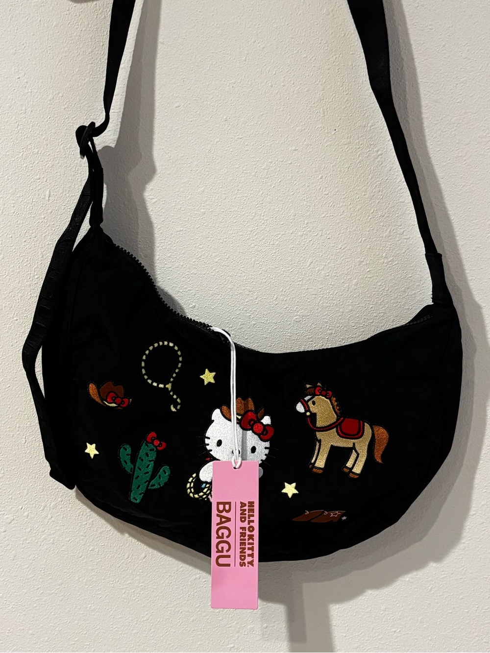 NWT Baggu Hello Kitty Embroidered Medium Crescent Bag - Picture 1 of 3